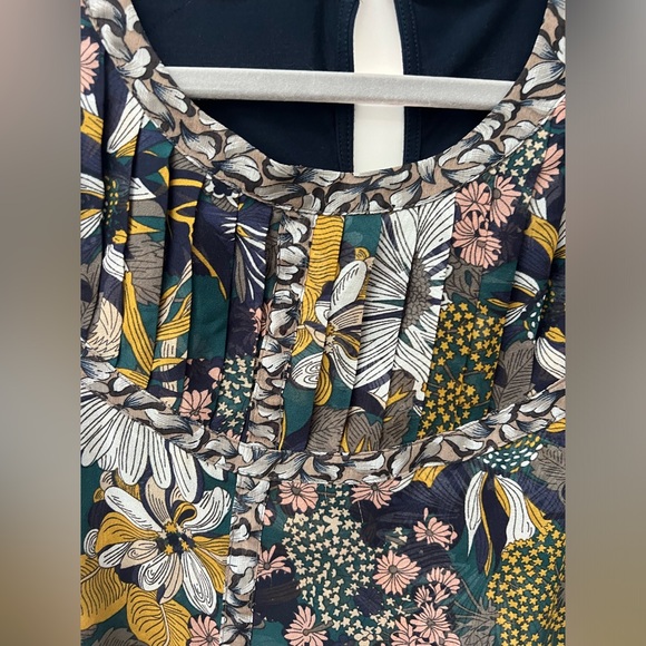 Tiny at Anthropologie beautiful blouse in navy with floral print. Size xl. - Picture 6 of 10